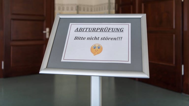 Schild Abiturprüfung "Bitte nicht stören!!!" in einem Gymnasium, Symbolfoto zu den bevorstehenden Prüfungen.  (Foto: IMAGO, mhphoto)