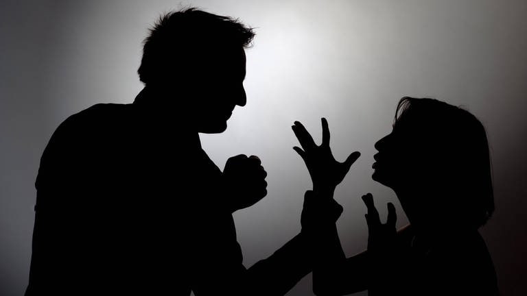 Silhouette: Mann schlägt Frau (Foto: IMAGO, Blickwinkel)
