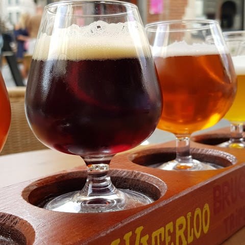 Verschiedene Biersorten werden an einer Theke in Belgien angeboten
