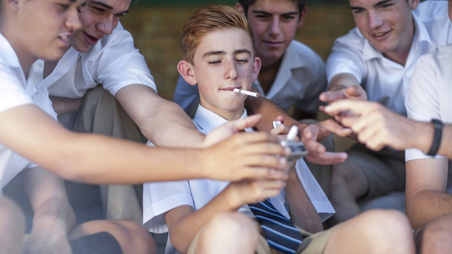 Jugendliche rauchen Zigaretten (Foto: IMAGO, IMAGO / Westend61)