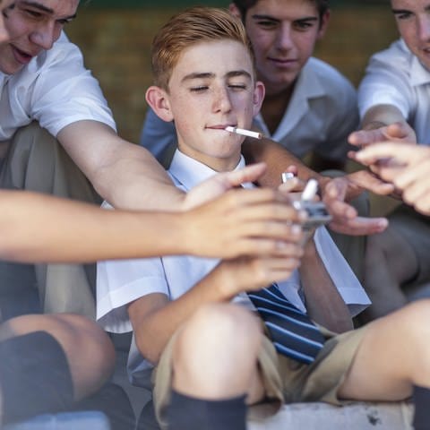 Jugendliche rauchen Zigaretten