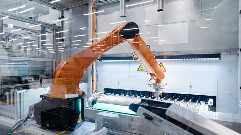 Roboter in einer Fabrik (Foto: IMAGO, IMAGO / Westend61)