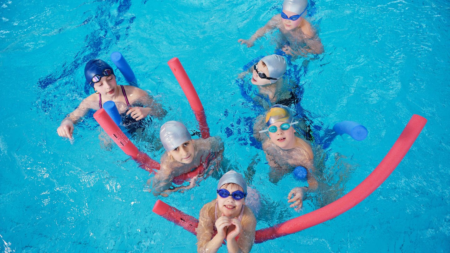 Kinder lernen schwimmen (Foto: IMAGO, IMAGO / Panthermedia)