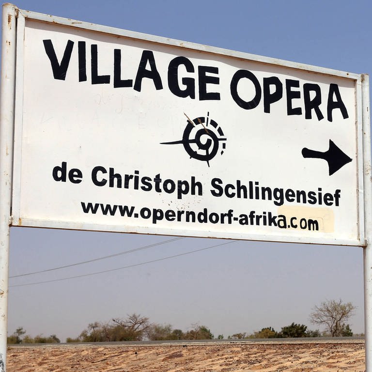 Hinweisschild auf das Operndorf in Burkina Faso