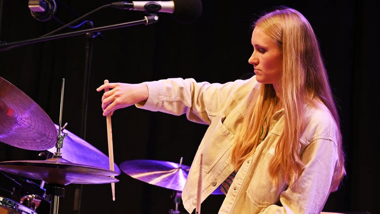 Lisa Wilhelm spielt Schlagzeug (Foto: SWR, Kristina Schäfer)