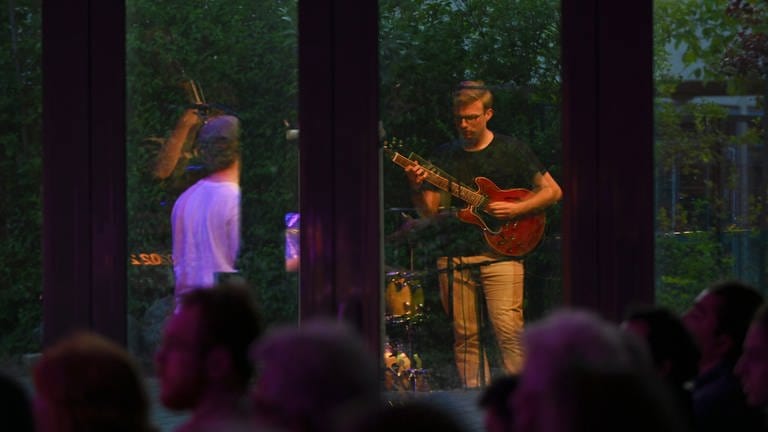 Der Gitarrist Paul Walke gespielgelt im Fenster  (Foto: SWR, Kristina Schäfer)