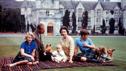 Die königliche Familie vor Schloß Balmoral im Jahr 1960