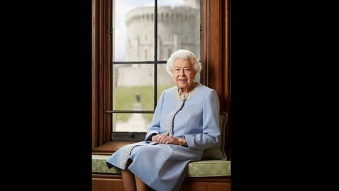 Queen Elizabeth II. sitzt vor einem Fenster