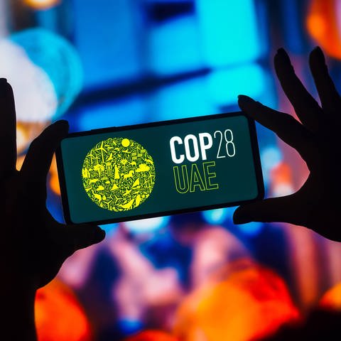 Auf dieser Fotoillustration wird das Logo der UN-Klimakonferenz COP28 VAE 2023 auf einem Smartphone-Bildschirm angezeigt (Foto: IMAGO, IMAGO / Zoonar)