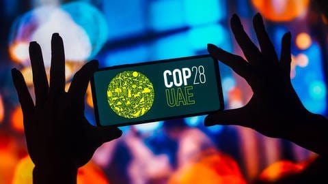 Auf dieser Fotoillustration wird das Logo der UN-Klimakonferenz COP28 2023 auf einem Smartphone-Bildschirm angezeigt. (Foto: IMAGO, IMAGO / Zoonar)