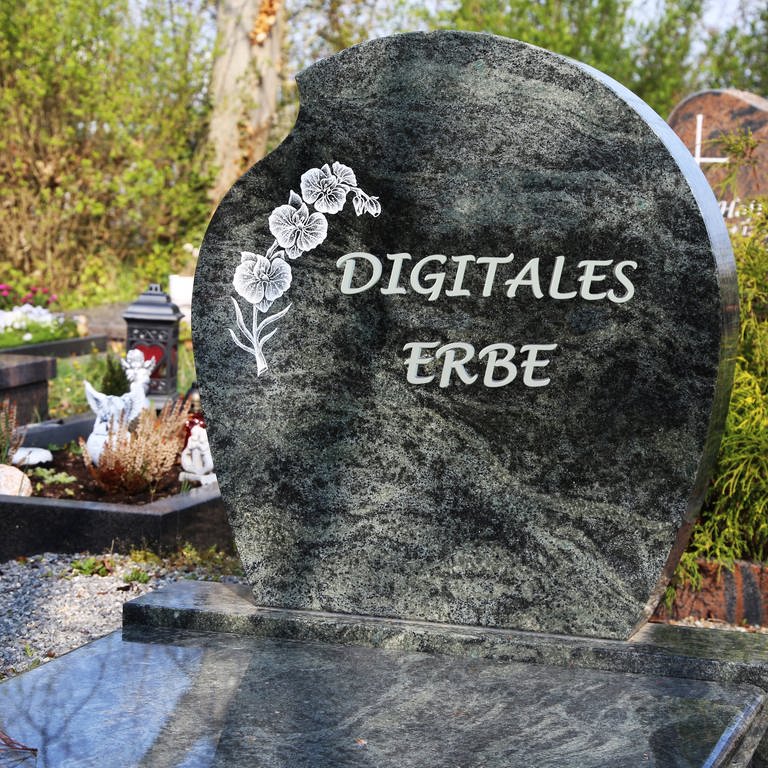Symbolbild: Grabstein mit der deutschen Inschrift Digitales Erbe