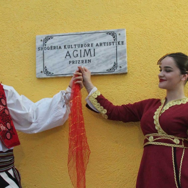 Die Tänzer Mia Krasniqi and Abdo Shuki im Albanischen Kulturzentrum Prizren Kosovo  (Foto: SWR, Foto: Rolf Killius)
