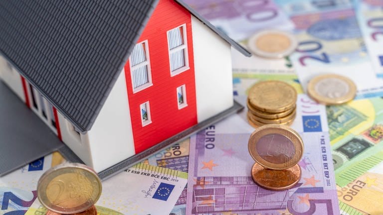 Miniaturhaus auf Euro-Geldscheinen