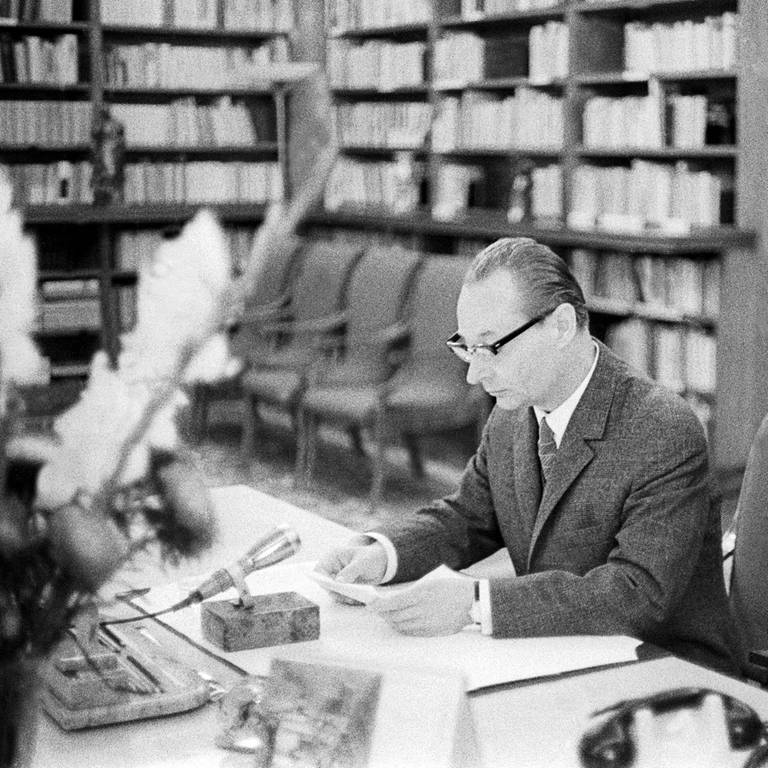 Der kommunistische Parteichef der Tschechoslowakei, Alexander Dubcek, wendet sich am 27. August 1968 im Radio an die Nation, nachdem er aus Moskau angekommen ist, wo er nach dem Einmarsch von Warschauer-Pakt-Truppen in die Tschechoslowakei Gespräche geführt hatte.