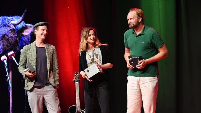 Die Preisträger des Salzburger Stiers 2021 Moritz Neumeier, Lara Stoll und Thomas Stipsits. (Foto: SWR, Bernadette Wozniak-Fritz)