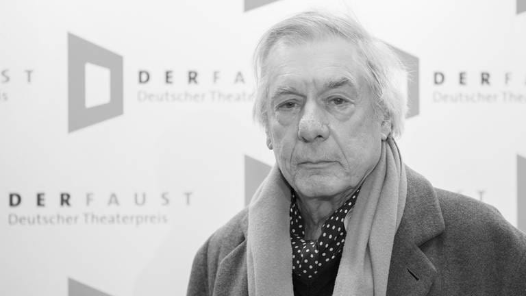 Der Theaterregisseur Hans Neuefels 2016 vor Beginn der Verleihung des Theaterpreises des Deutschen Bühnenvereins "Der Faust"
