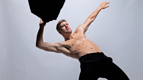 Der Tänzer John Wannehag: ein großer, athletisch gebauter junger Mann mit blonden Haaren, (Foto: Pressestelle, deda-productions)