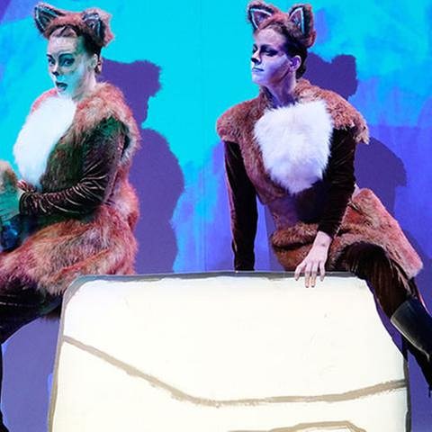 Zwei Schauspielerinnen als Füchse in Yuval Sharons Inszenierung der Janacek-Oper "Das schlaue Füchslein" am Badischen Staatstheater Karlsruhe.