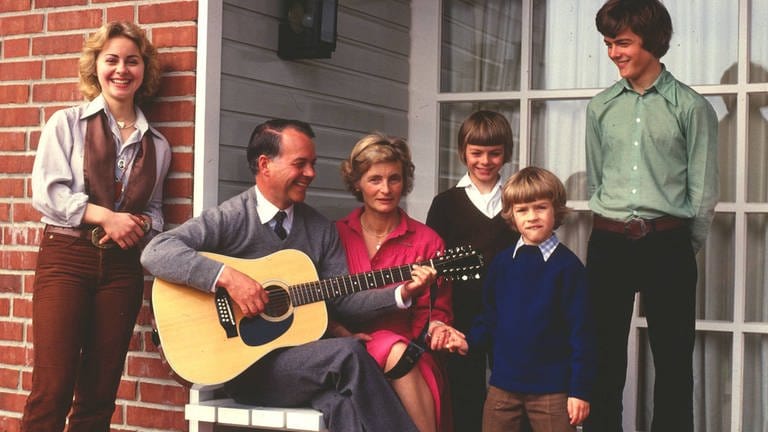 Der verstorbene CDU-Politiker Ernst Albrecht 1978 mit Tochter Ursula (links) und seiner Familie (Foto: IMAGO, Star-Media)