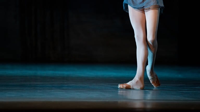 Zehenspitzen einer Ballerina auf der Bühne (Foto: IMAGO, imago/Pond5)