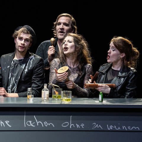 „Die Zeit fährt Auto. Doch kein Mensch kann lenken.“ –  eine Revue am Theater Heidelberg (Foto: Susanne Reichardt)