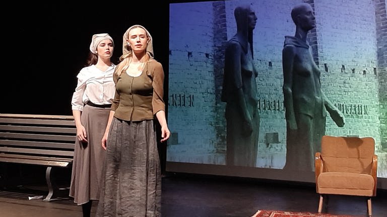 Tanzperformance "Stolpersteine bewegen" des Theaters Trier: Die Tänzerinnen Beatrice Risiglione (li.) und Laura Evangelisti (re.)