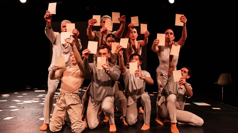 Szene aus dem Stück "Identity", Ensemble Tanztheater in Ulm (Foto: Sylvain Guillot, Theater Ulm)