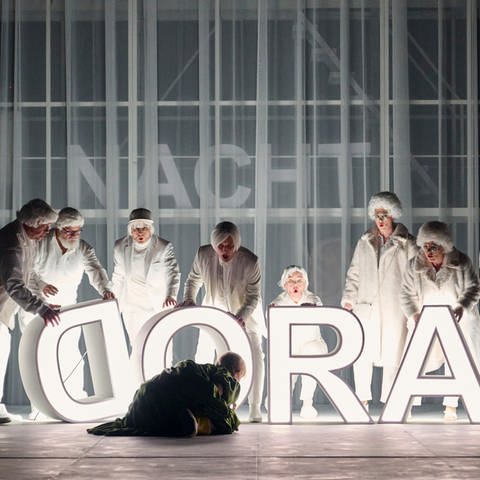 Szene aus der Aufführung "Dora" in der Staatsoper Stuttgart