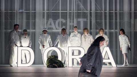 Dora (Josefine Feiler) und der Teufel (Marcel Beekman) im neuen Musiktheaterwerk von Bernhard Lang an der Oper Stuttgart.
