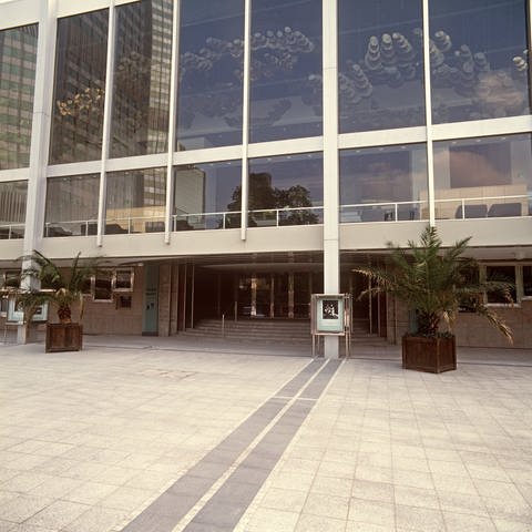 Blick auf den Eingangsbereich des Opernhauses der Städtischen Bühnen in Frankfurt am Main