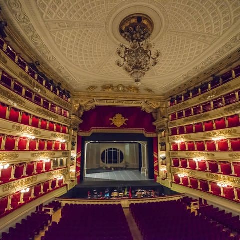 Die Bühne und ein leeres Saal des Theaters "Scala" in Mailand (Foto: IMAGO, IMAGO / imagebroker)