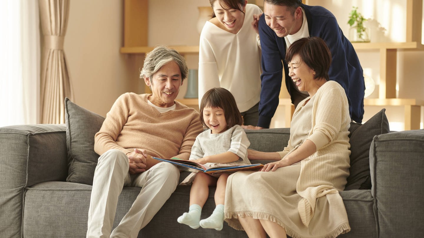 japanische Familie mit Kind, Eltern und Großeltern - imago images 0092104851 (Foto: IMAGO, imago images / AFLO)