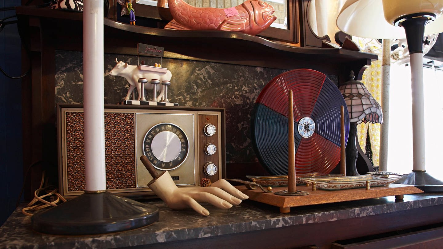 Ein altes Radio in einem Antiquitäten-Geschäft (Foto: IMAGO, imago images / ingimage)