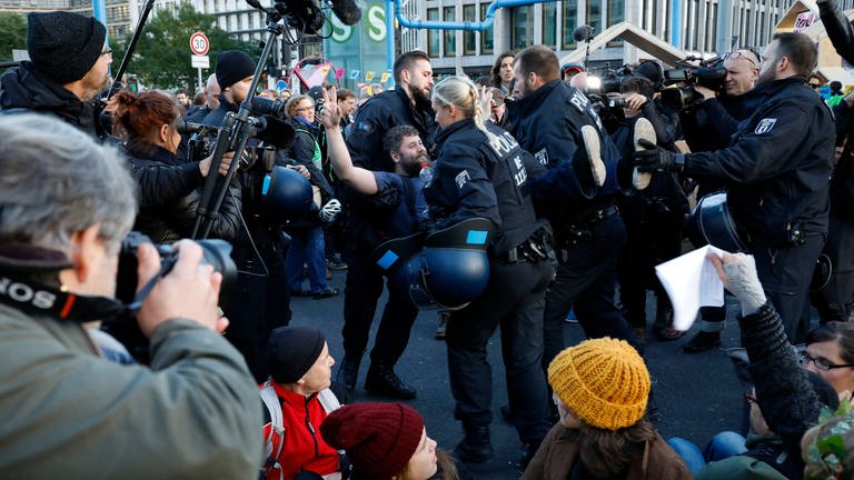 Aktivist der wird bei einer Sietzblockade von der Polizei weggetragen. (Foto: IMAGO, Sebastian Gabsch)
