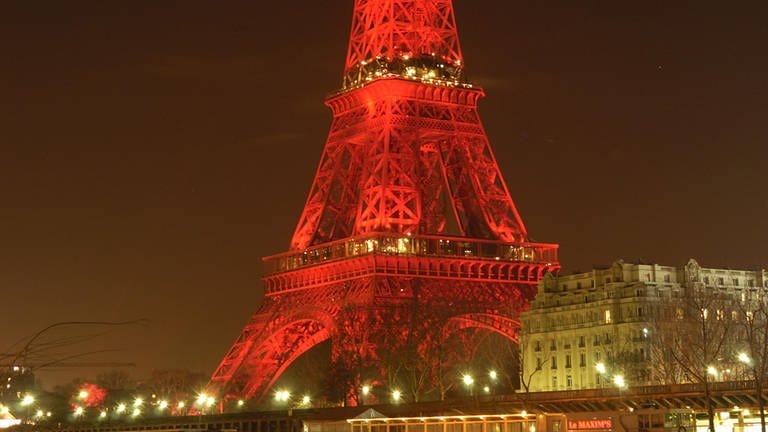 Eiffelturm bei Nacht, rot beleuchtet, Paris Frankreich (Foto: picture-alliance / Reportdienste, Gerd HAUSLER)