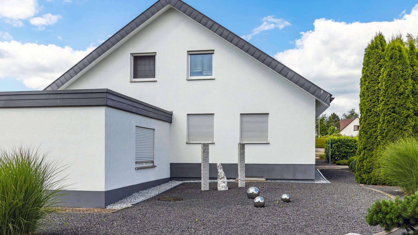 Schottergarten vor einem Einfamilienhaus (imago/Arnulf Hettrich) (Foto: IMAGO, imago/Arnulf Hettrich)