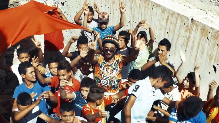 Rapper Mohamed Zorgu umgeben von Jungen (Foto: Pressestelle, Jakob Weingartner)