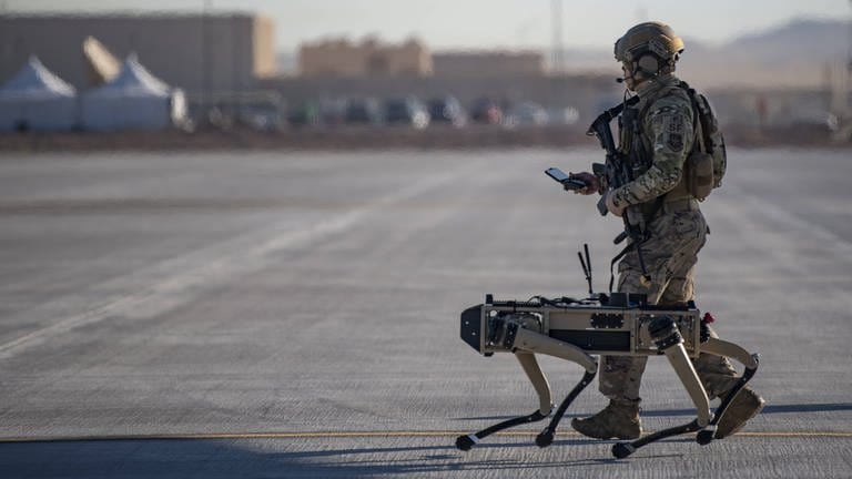 Ein Soldat steuert einen laufenden Kampfroboter (Foto: IMAGO, Imago)