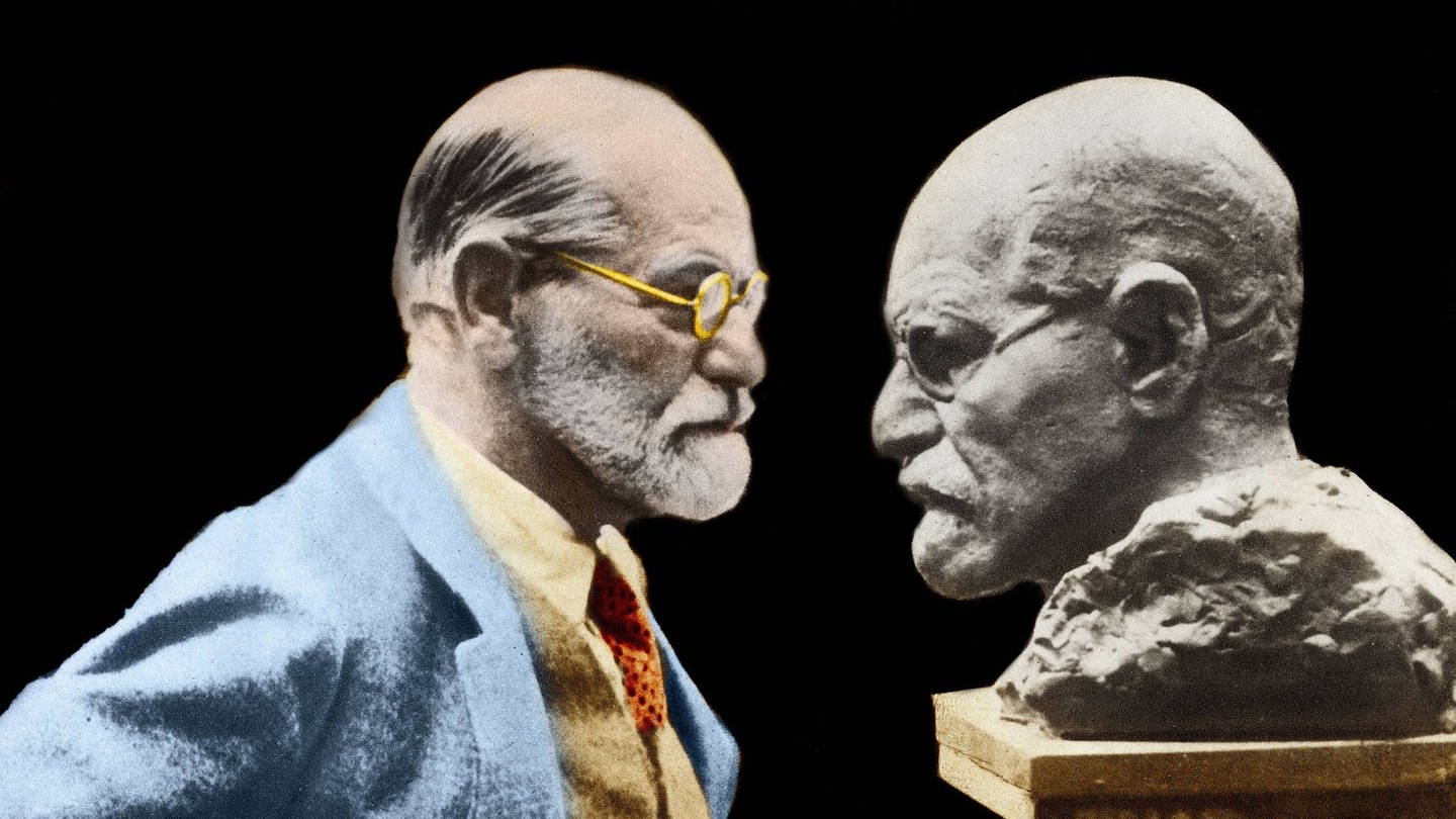 Sigmund Freud steht seiner Büste gegenüber (Foto: IMAGO, Leemage)