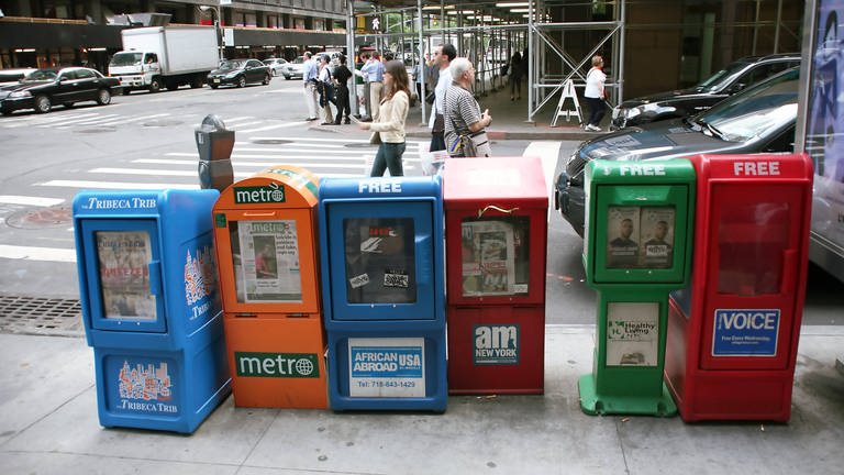 Zeitungsautomaten am Straßenrand in New York (Foto: IMAGO, INSADCO)