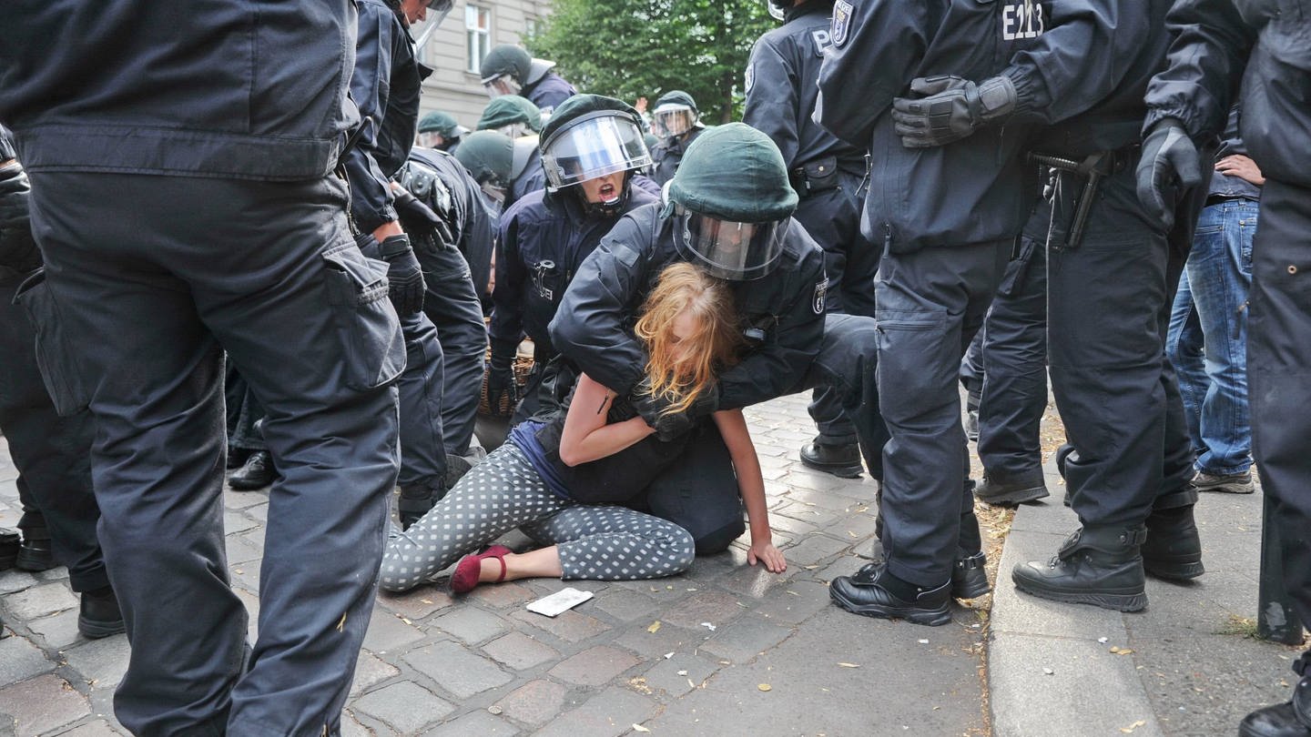 Festnahme einer jungen Frau während einer Protestaktion durch Polizeikräfte (Foto: IMAGO, Peter Udo Maurer)