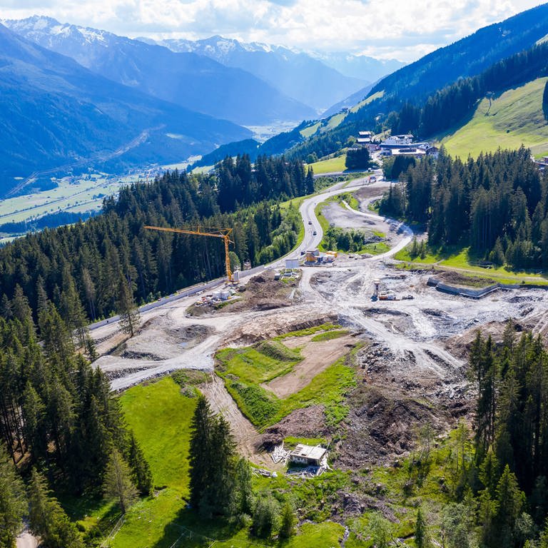 Baustelle des Chalet-Grossprojektes in den Kitzbüheler Alpen, aus der Vogelperspektive.  (Foto: IMAGO, Eibner Europa)