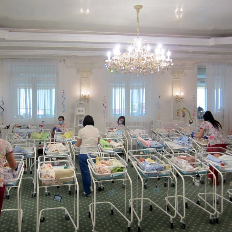 Hotelzimmer mit Leihmüttern und Leihmutterbabys, die auf Abholung ihrer ausländischen Eltern warten.  (Foto: picture-alliance / Reportdienste, Andreas Stein)
