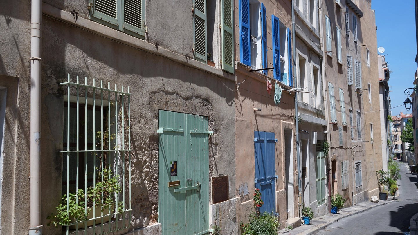 Straße im einem Altstadtviertel von Marseille, Frankreich (Foto: IMAGO, imagebroker)