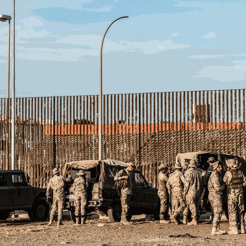 Spanish army personnel are leaving the Melilla detention center.  (Foto: IMAGO, IMAGO/Hans Lucas)