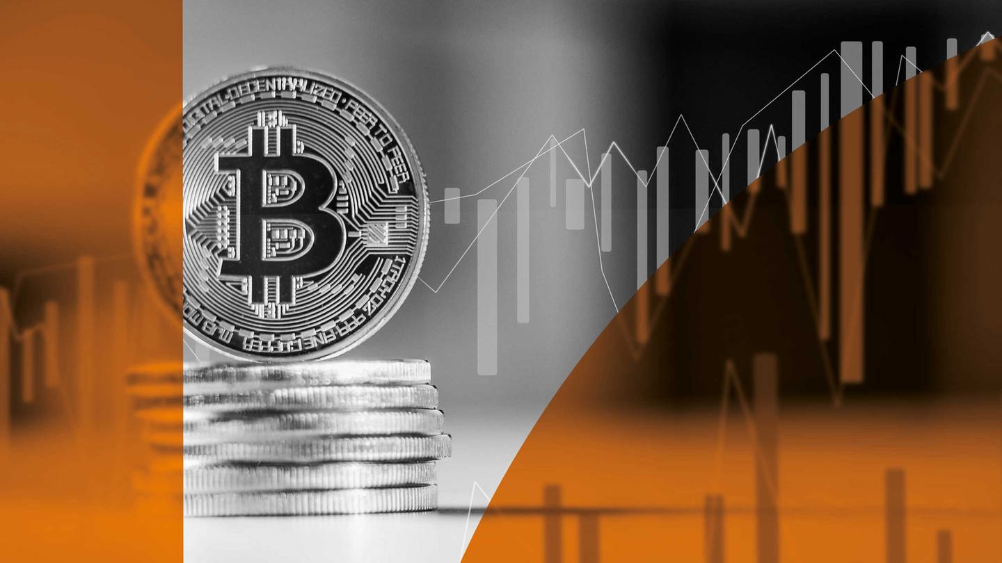 Münze mit Bitcoinlogo und Börsenkurven (Foto: ard-foto s2-intern/extern, Chromorange / newspixx vario images/ Michael  Bihlmayer)