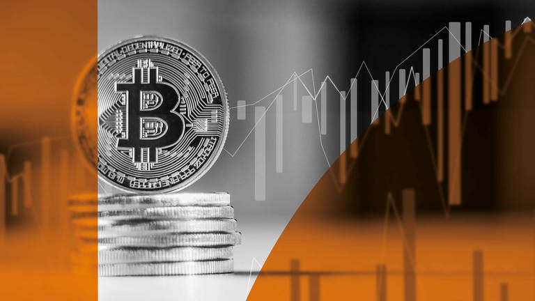Münze mit Bitcoinlogo und Börsenkurven