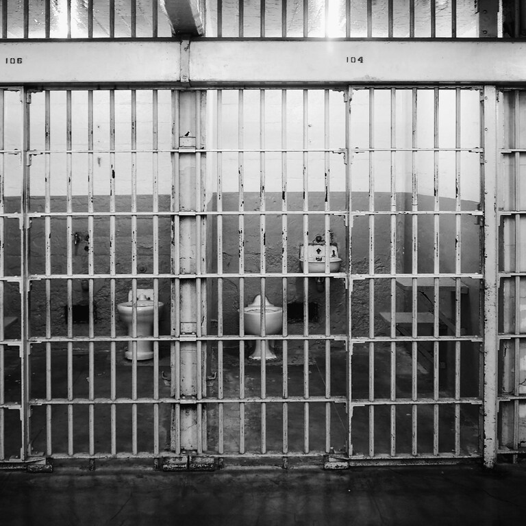 Gitterstäbe in einem Gefängnis (Foto: Unsplash / Umanoide)