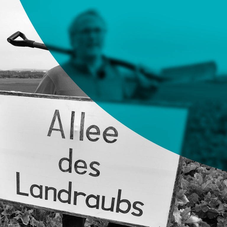 Landwirt Jochen Fritz hält ein Schild mit der Aufschrift „Allee des Landraubs" (Foto: ard-foto s1, Martin Schutt/dpa-Zentralbild/dpa++)