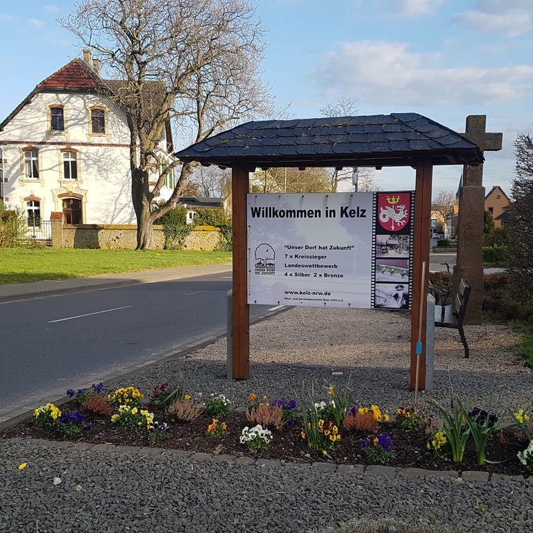Ortschild  mit der Begrüßung "Willkommen in Kelz" (Foto: Pressestelle, Marc Bädorf, privat)